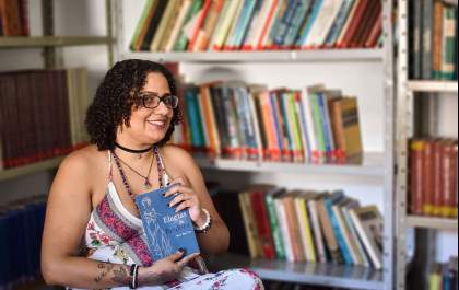 Professora de Araçatuba lança livro de estreia com poesias góticas