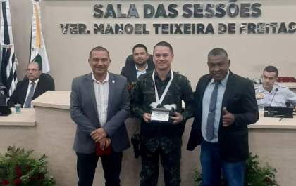 Vereadores homenageiam policiais com “Medalha Tiradentes”