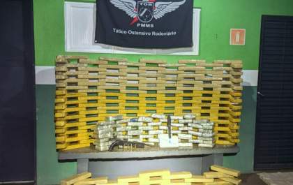 Batalhão de Polícia Militar Rodoviária apreende veículo com entorpecentes e um fuzil cal. 762