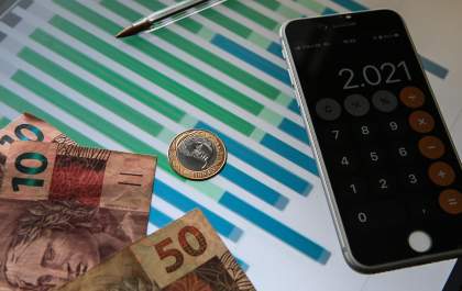 Empresas brasileiras gastam quase dez vezes mais tempo com impostos do que concorrentes