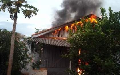Casa pega fogo em Castilho