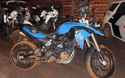 PM recupera moto BMW F800 furtada próximo de restaurante em Araçatuba