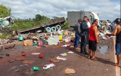 Acidente entre caminhões deixa dois mortos na BR- 262