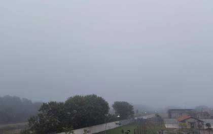 Neblina muda paisagem pela manhã na região de Araçatuba