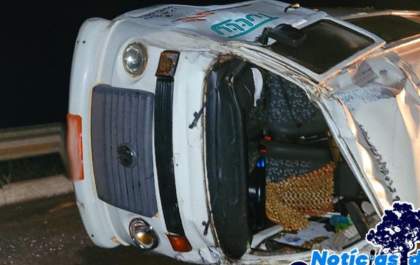 Kombi com oito pessoas é atingida e capota na BR-262