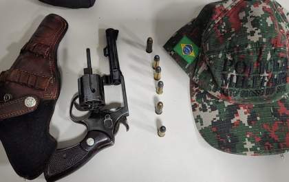 Idoso mostra arma na cintura para amigos e é preso por porte ilegal de arma em MS