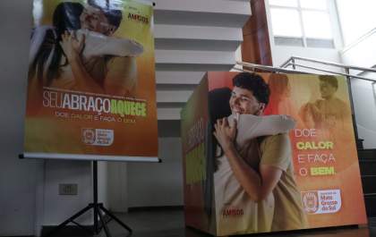 Campanha “Seu Abraço Aquece” recebe doações para beneficiar mais de 200 entidades