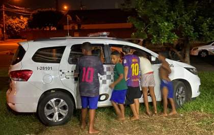 Crianças demonstram curiosidade e policiais mostram mais do que a viatura, valores