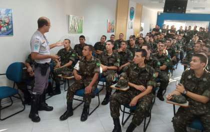 Atiradores do Tiro de Guerra participam de palestra do Programa Maio Amarelo