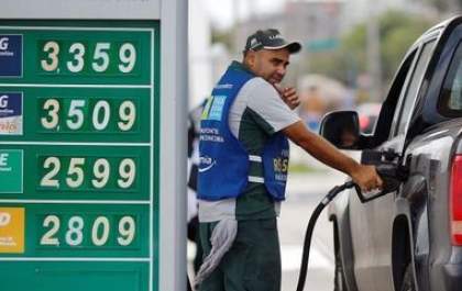 Etanol e gasolina ficam mais caros nos postos; preço do diesel cai