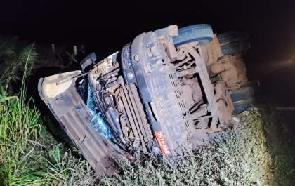 Grave acidente na BR-158 envolve caminhão carregado com eucalipto
