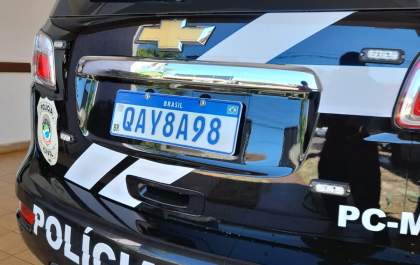 Preso homem que, após divórcio, descumpre medida protetiva, ateia fogo em máquina de lavar, corta plantas e arromba janelas