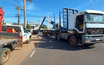 Motorista se perde em curva, bate em poste e derruba semáforo