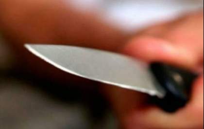 Homem reage ao flagrar furto na casa dele e leva facadas na testa