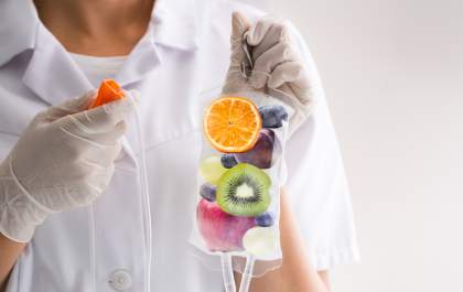 Soroterapia melhora a imunidade e repõe vitaminas, afirma Dra. Amanda Valduga