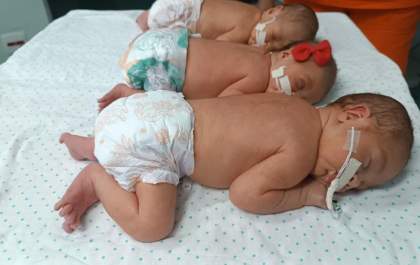 Após duas gestações de gêmeos, mulher dá à luz trigêmeos