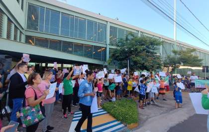 Manifestantes se reúnem em defesa do Sesc e Senac em Birigui