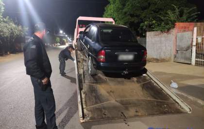 Motorista embriagado foge após subir calçada e é encontrado com facão na cintura