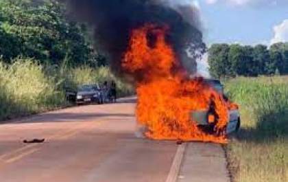 Idoso de 66 anos morre após seu carro pegar fogo ao colidir em caminhão