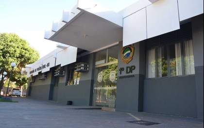 Segurança de conveniência agride cliente com golpes de facão por causa de boné