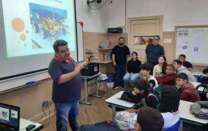 Docente de Engenharias ministra palestra sobre robótica e jogos digitais em escola estadual