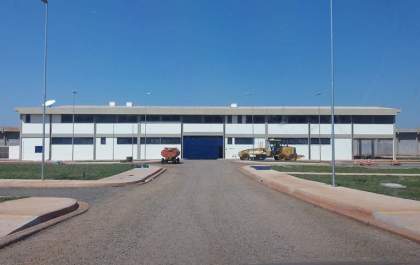 Visitantes tentam entrar com fone de ouvido e piercing para detentos