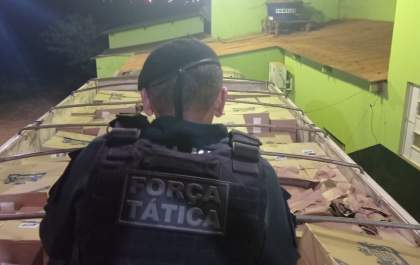 Operação Hórus: PM apreende carreta carregada de cigarros contrabandeados