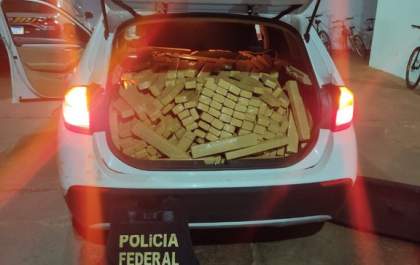 PF apreende 800 kg de maconha em carro de luxo