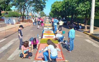 Católicos preparam tradicional tapete para procissão de Corpus Christi