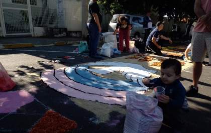 Fiéis ‘madrugam’ para confeccionar tapete de Corpus Christi