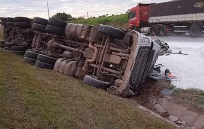 Motorista de carreta carregada com calcário morre em acidente na Rondon