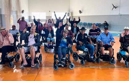 Prefeitura e Ritinha Prates entregaram 20 cadeiras de rodas motorizadas em Birigui