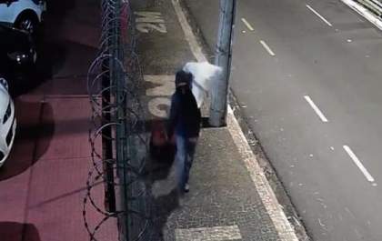 Bandido estoura porta de conveniência e furta dinheiro de posto de combustíveis