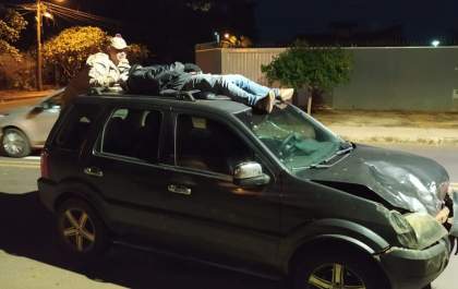 Motorista foge com motociclista em cima do carro após acidente de trânsito