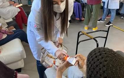 Projeto do curso de Farmácia do Unisalesiano doa produtos manipulados a idosos