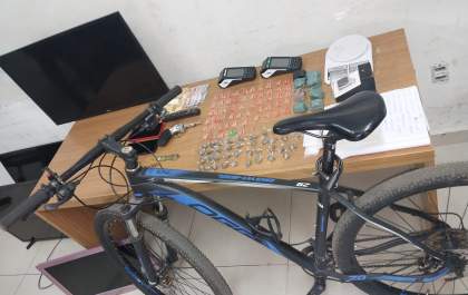 PM apreende bicicleta, televisores e relógio com acusado tráfico