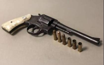 Polícia Civil prende um foragido da Justiça e outro por porte de arma, ameaça e dano