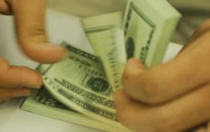 Dólar hoje: moeda abre a semana estável, cotada a R$ 4,77