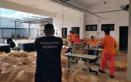 Reeducandos da Penitenciária de Regime Fechado da Gameleira II estão atuando na produção de chapéus