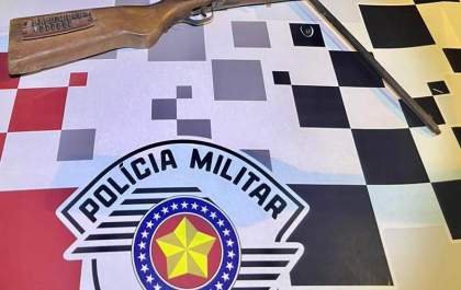 Mulher entrega arma e o marido que batia nela há 7 anos