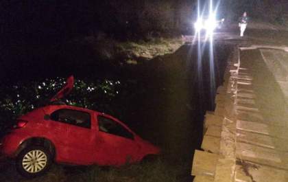 Casal vem a óbito após carro cair da ponte: filha de cinco anos sobreviveu ao acidente