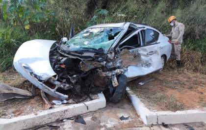 Colisão frontal entre carro e carreta deixa feridos na BR-262