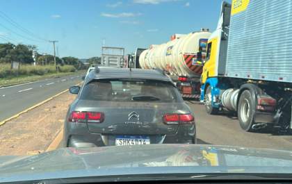 Após acidente, entrada de Três Lagoas fica congestionada
