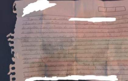 Mãe envia carta de socorro à escola do filho para denunciar que é mantida presa