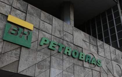 Petrobras reduz preço da gasolina para refinarias em R$ 0,14