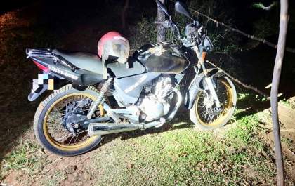 Motociclista cai da moto e durante atendimento polícia identifica que moto era furtada