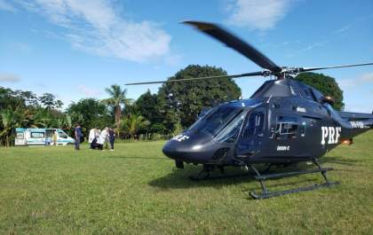 Criança com problema respiratório é transportada de helicóptero da PRF