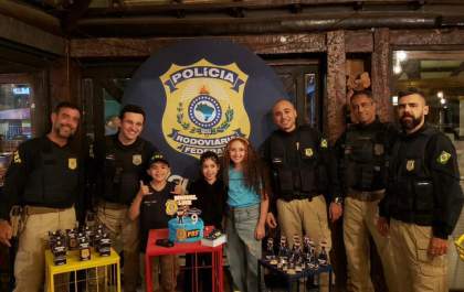 PRF celebra aniversário de menino fã da instituição