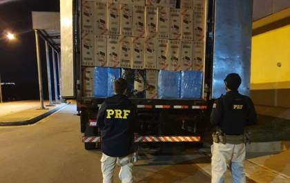 PRF apreende caminhão com 400 mil maços de cigarros e 3 toneladas de agrotóxicos