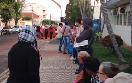 Beneficiários ‘madrugam’ em fila para atualizar o Cadastro Único em Birigui